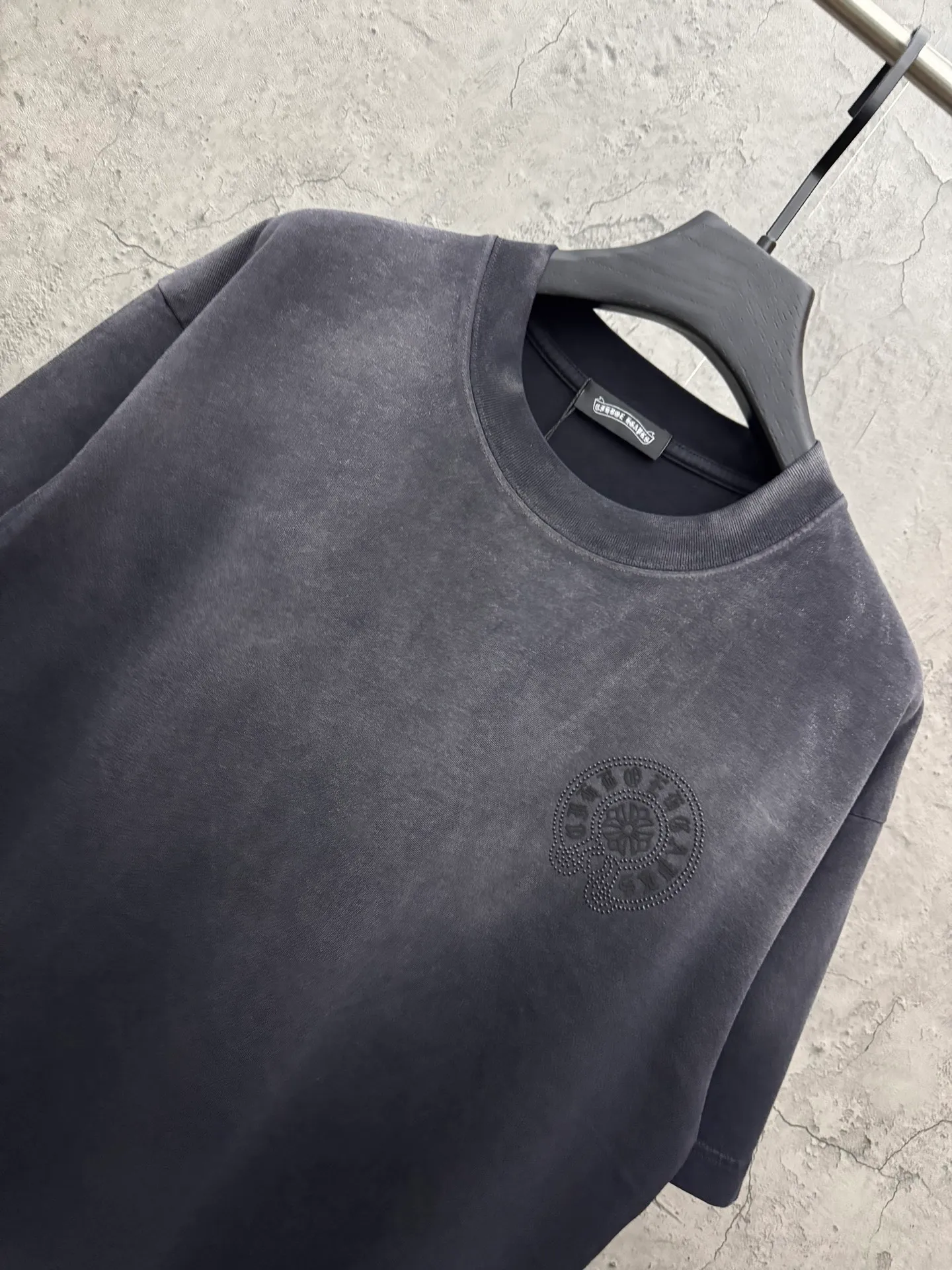 P210 top version, real shot without P, ​​different from market currency) 𝗖𝗵𝗿𝗼𝗺𝗲 𝗛𝗲𝗮𝗿𝘁𝘀/Croxin 2026 Spring New Original Single Counter American Washed Ding Lettering Film Embroidered Couple Short Sleeves 👑The highest version! Customized fabric 320 grams, washed and fried, spray horse slip craft, best-selling model at the counter, very comfortable to wear. Accessories: original molded and authenticated collar label ➕ 100% silk wash label. Genuine purchase-grade original hangtag➕matching hanging rope➕3D hanging beads➕original packaging bag. Craftsmanship: The original version has consistent wiring! The highest version of the armhole matching technique! Color: Red Black Size: M L XL 2XL Style No.: 2062